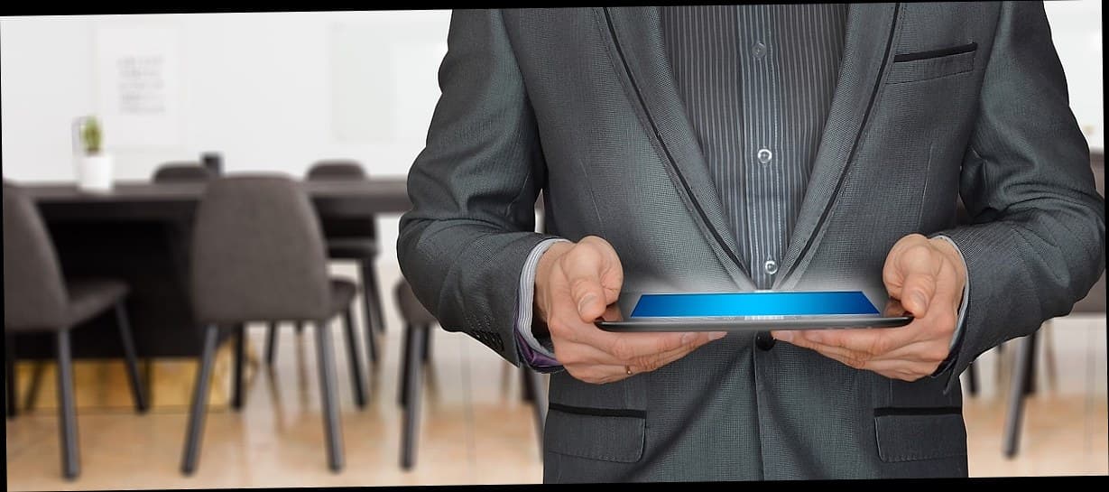 Pemilik klinik kecantikan sedang membahas strategi pemasaran dengan tim