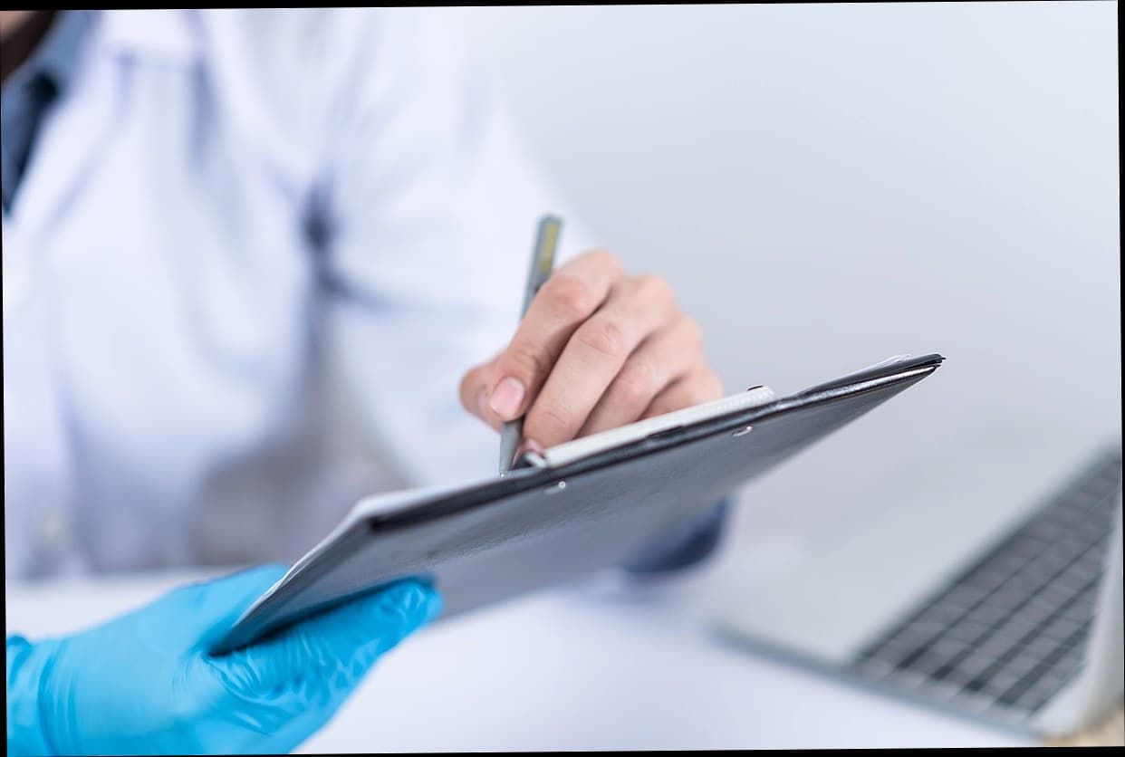 Konsultan kecantikan sedang menjelaskan treatment kepada pelanggan di klinik