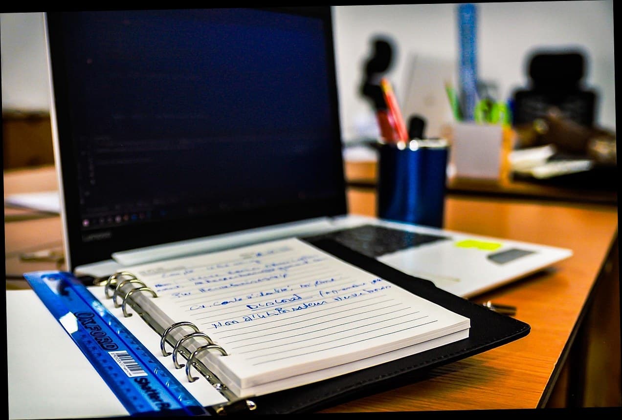 Dashboard sistem manajemen klinik kecantikan di layar laptop dengan grafik analitik