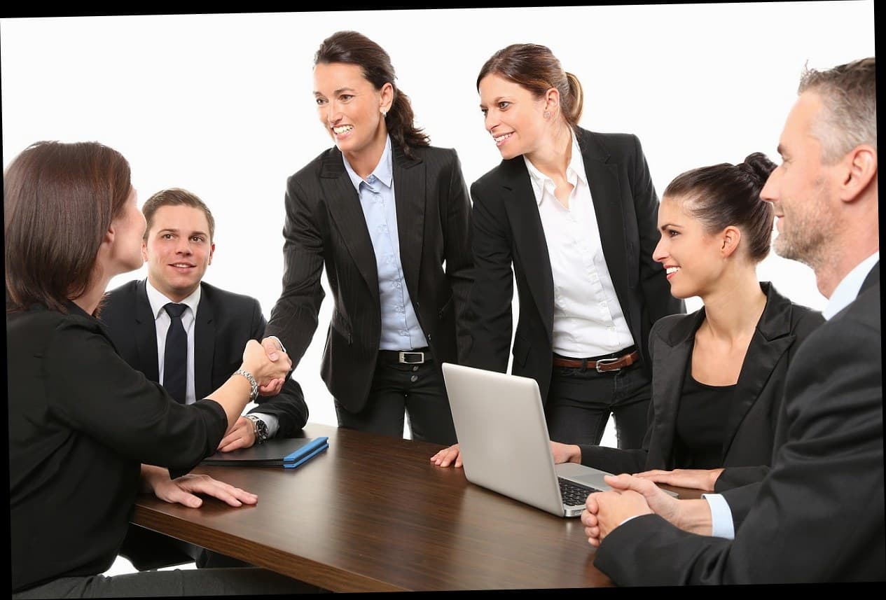 Pemilik klinik kecantikan sedang mendiskusikan laporan bisnis di ruang meeting modern