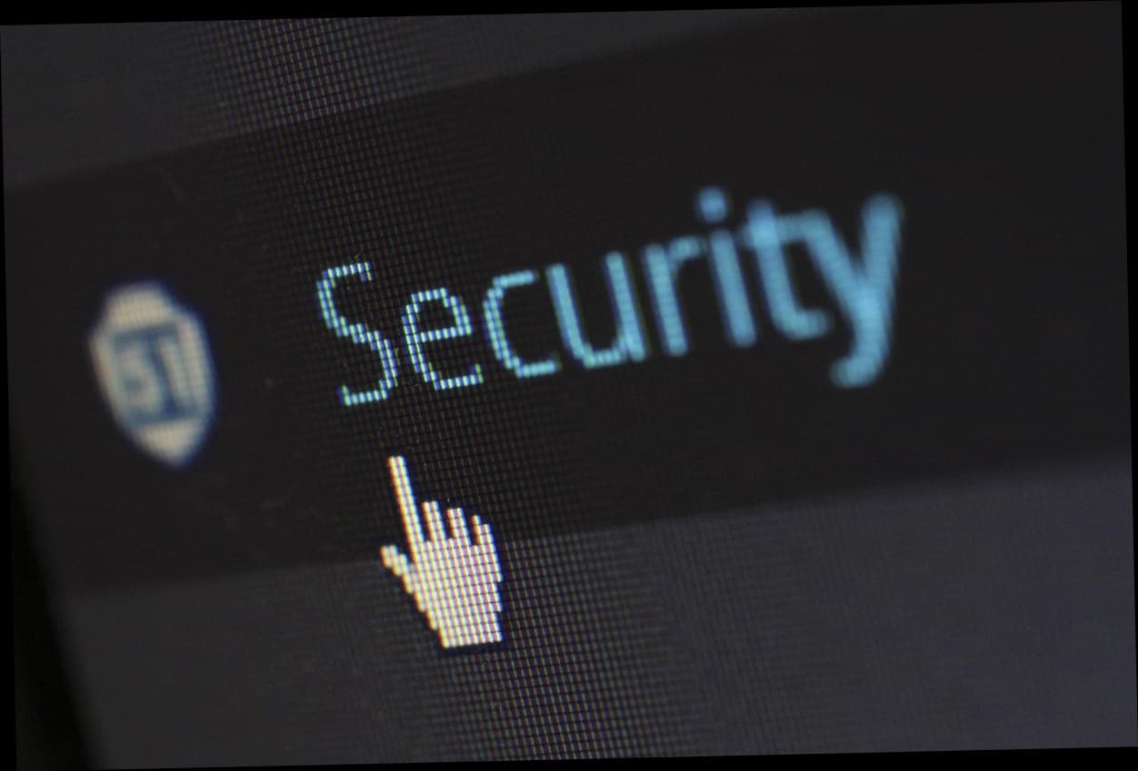 Tampilan dashboard aplikasi manajemen klinik kecantikan di laptop