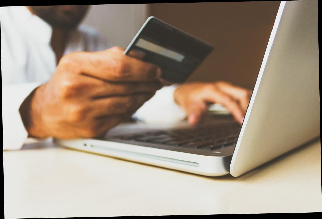 Pelanggan klinik kecantikan memegang kartu member digital di smartphone