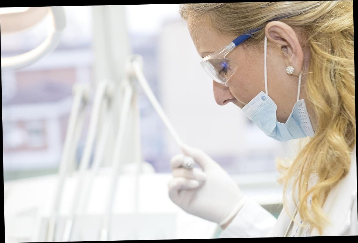 Ilustrasi pengelolaan database pelanggan klinik kecantikan secara digital modern