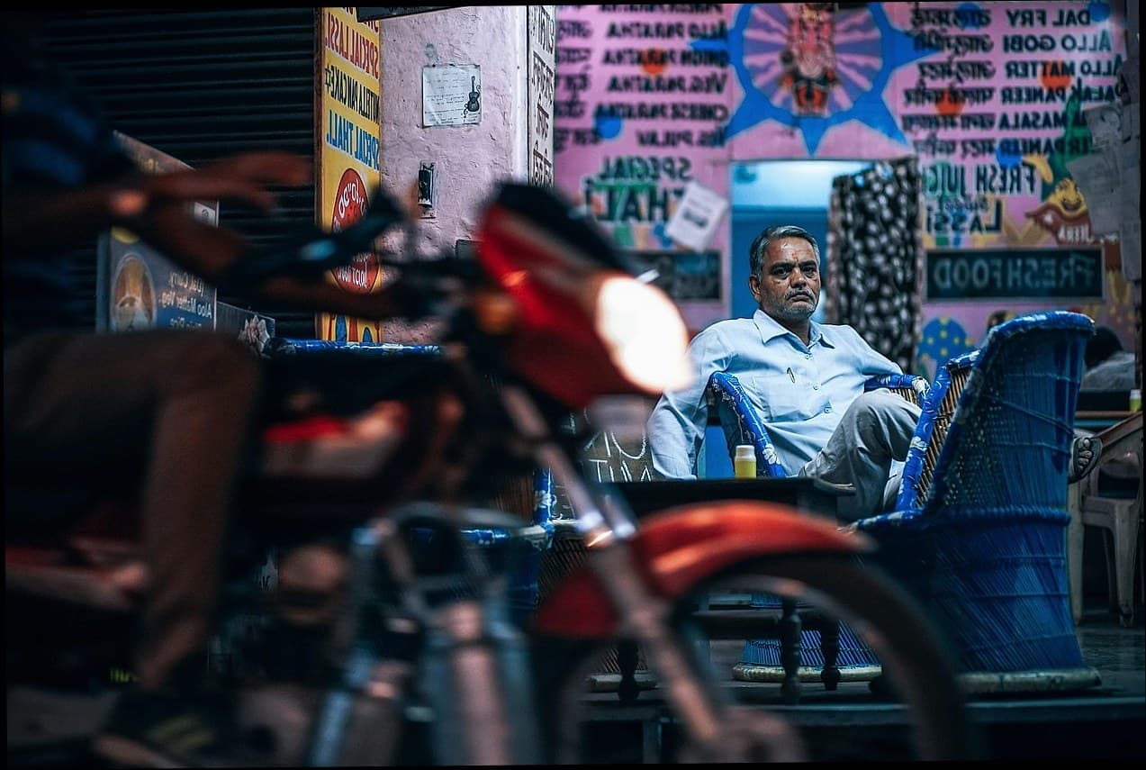 Pemilik klinik kecantikan sedang menganalisis data omzet dan strategi retensi pasien