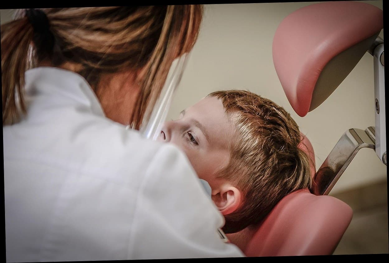 Konsultasi treatment kecantikan di klinik modern