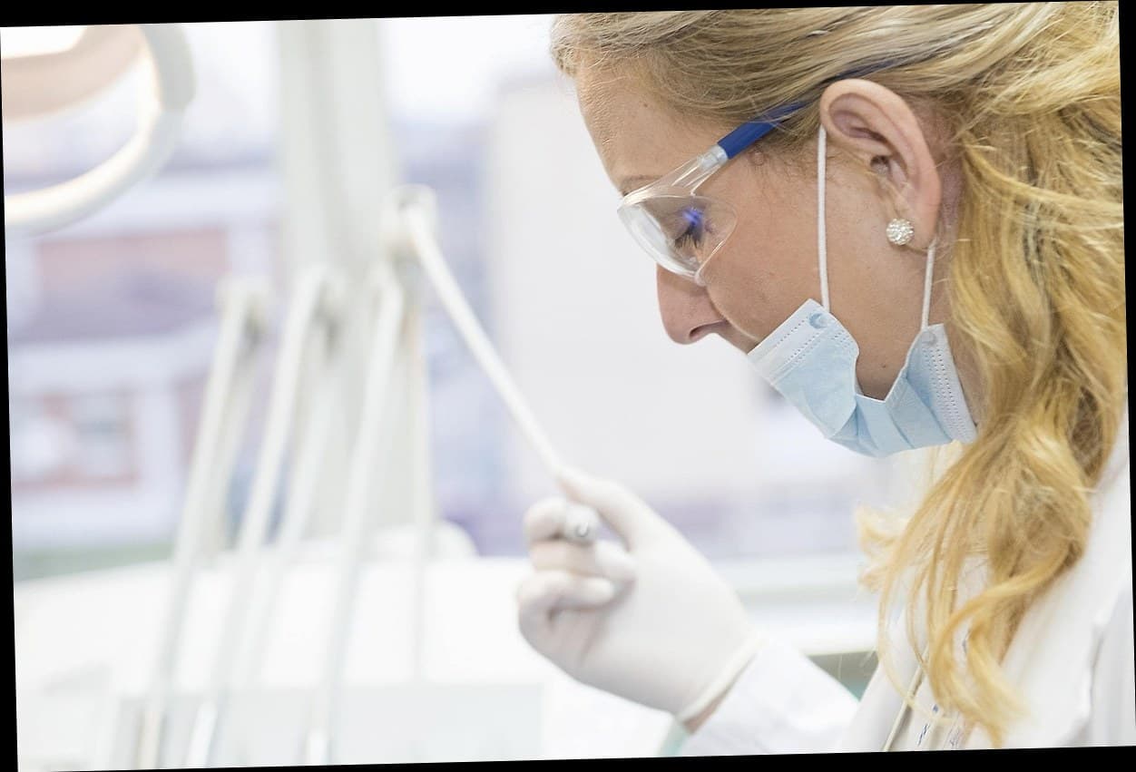 Ilustrasi sistem booking online untuk klinik kecantikan modern dengan smartphone