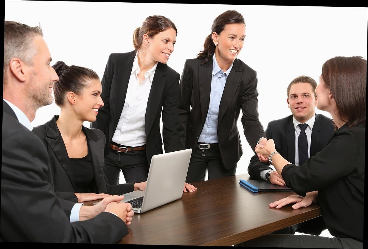 Pemilik usaha klinik kecantikan sedang mengulas dokumen legalitas bisnis.