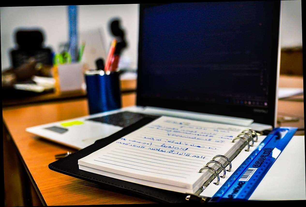 Aplikasi Kasir Klinik Kecantikan vs Excel: Pertarungan yang Sebenarnya Tidak Adil