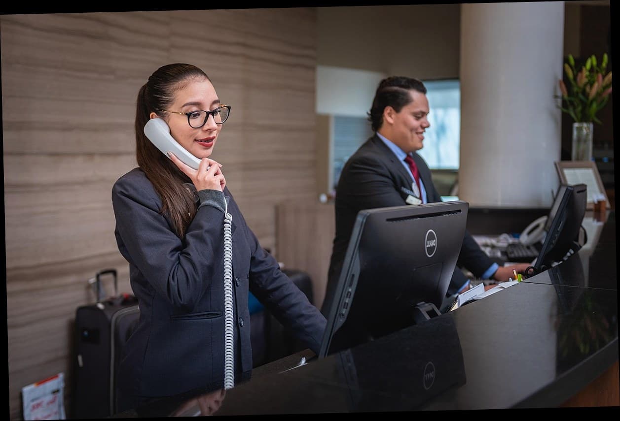 Pemilik klinik kecantikan sedang menggunakan sistem promosi otomatis di laptop