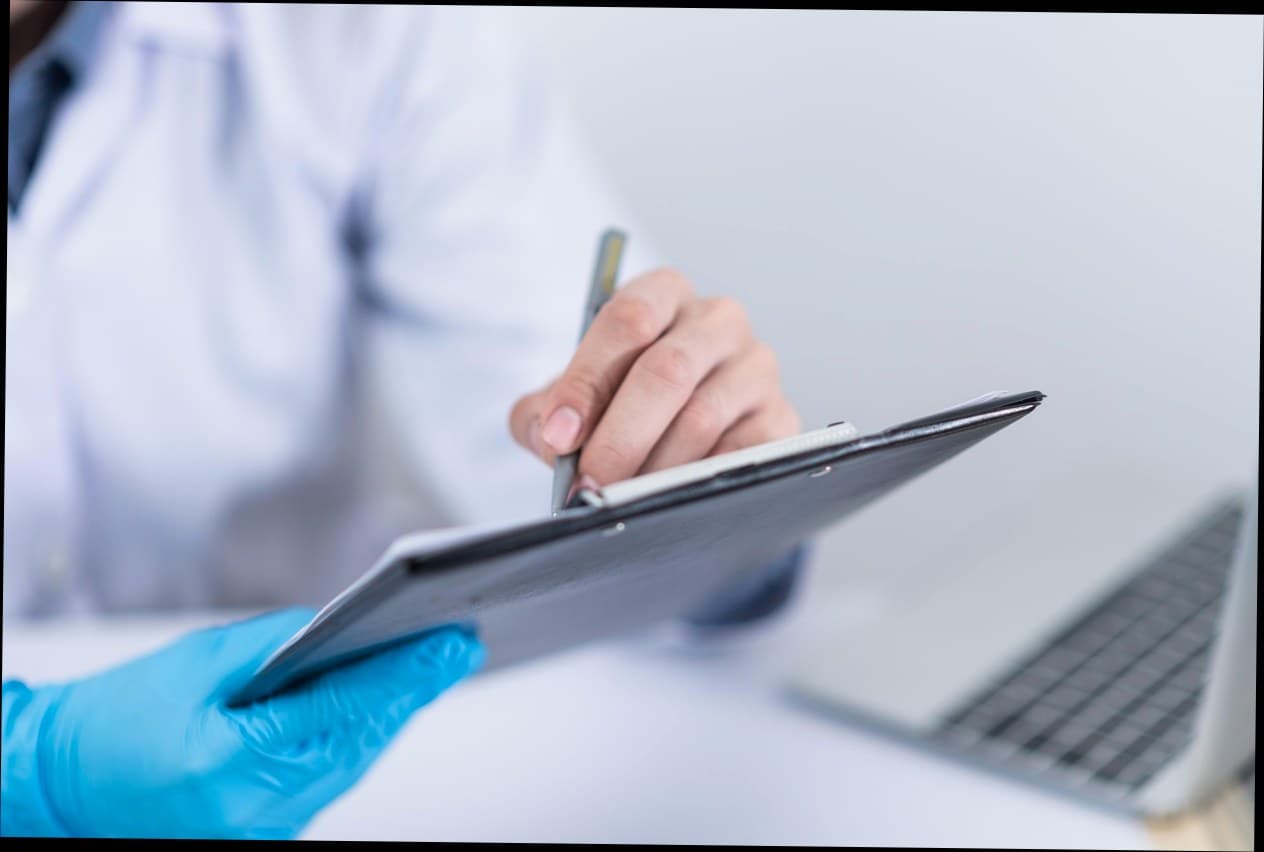 Dokter kulit berkonsultasi dengan pasien di klinik kecantikan modern