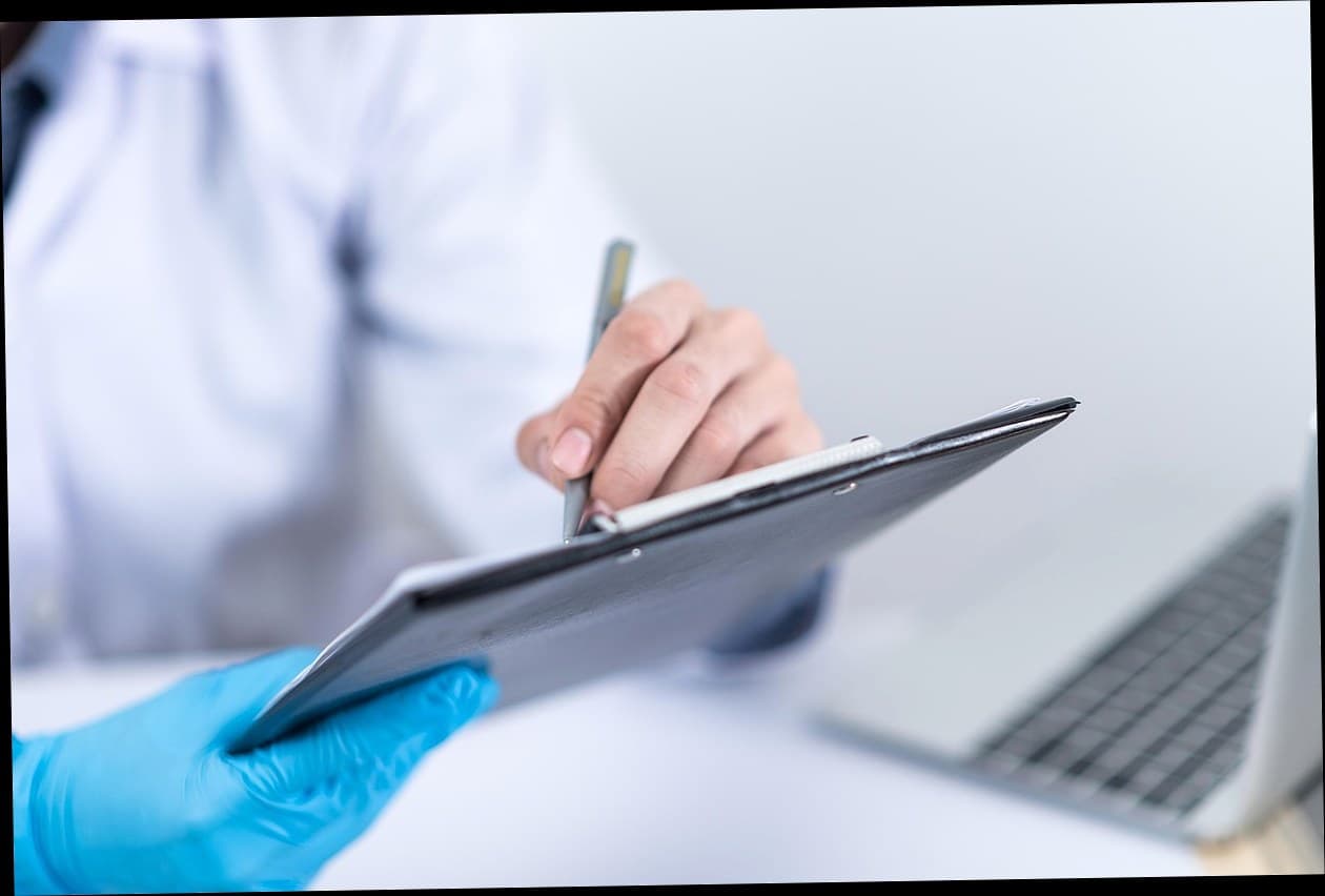 Konsultasi pasien di klinik kecantikan dengan sistem manajemen digital