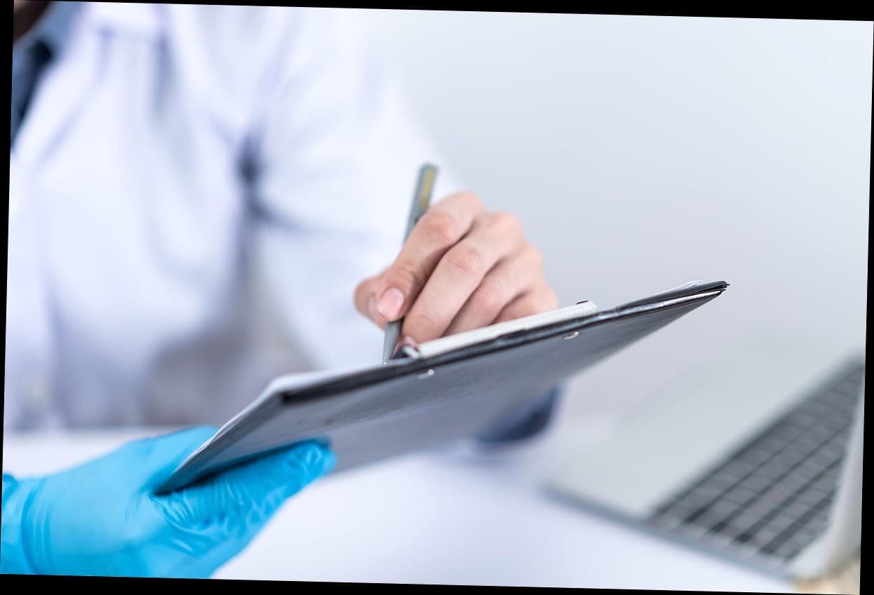 Pemilik klinik kecantikan sedang menggunakan tablet untuk mengelola aplikasi custom kliniknya.