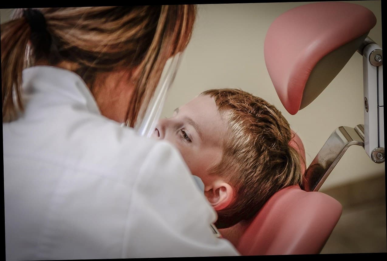 Dokter konsultasi dengan pasien di klinik kecantikan modern di Indonesia