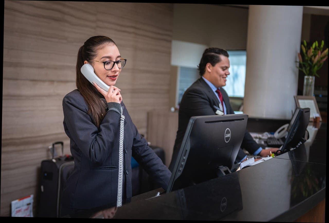 SMS Broadcast Klinik Kecantikan: Kenapa Teknologi Lama Tetap Mendominasi 2024