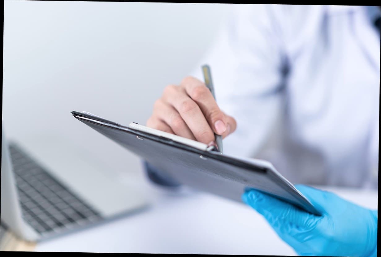 Komisi Dokter Klinik Kecantikan: Fixed Salary atau Revenue Share yang Bikin Profit Maksimal?