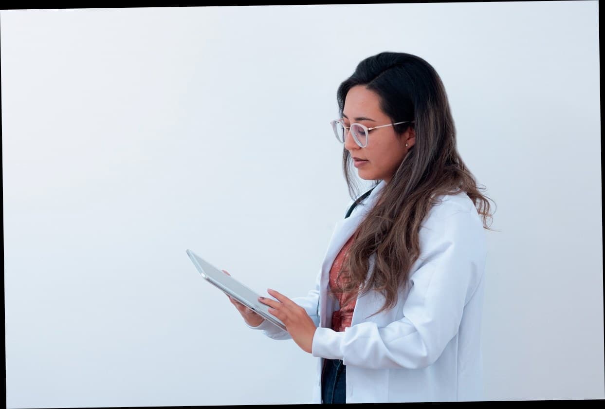 Konsultan sedang menjelaskan sistem digital klinik kecantikan kepada pemilik klinik