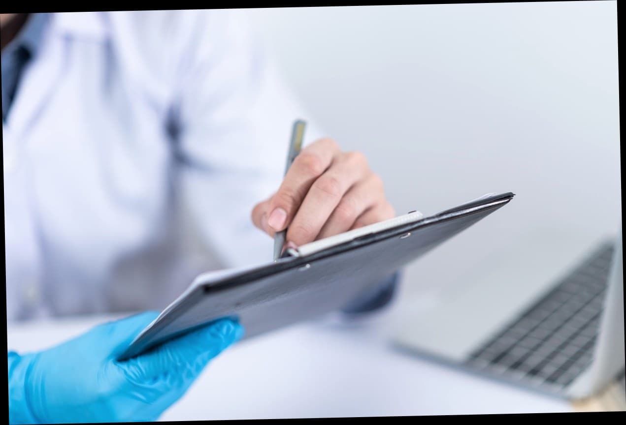 Dokter klinik beauty berdiskusi dengan pasien tentang treatment