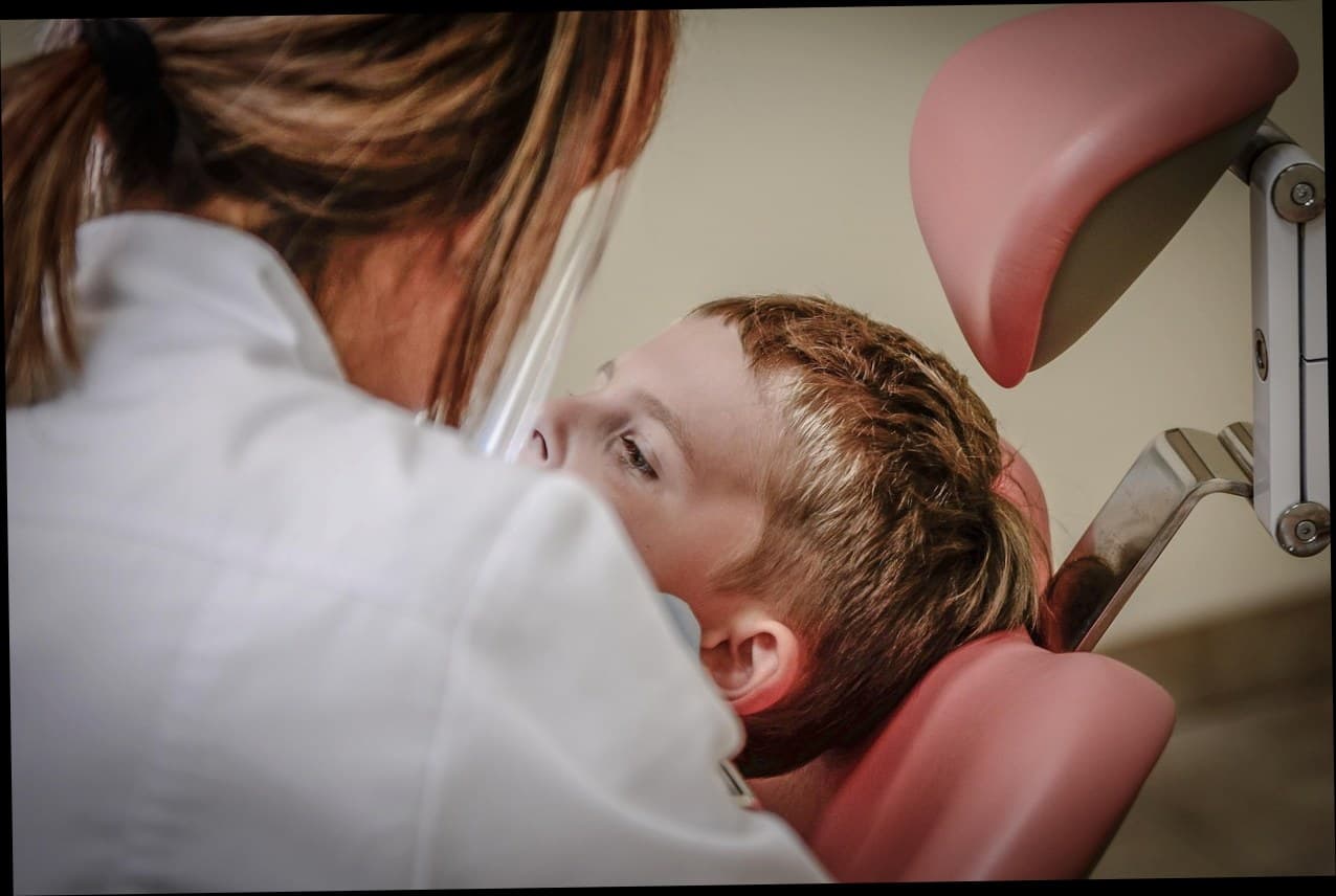 Pemilik klinik kecantikan sedang mendiskusikan laporan performa bisnis menggunakan tablet