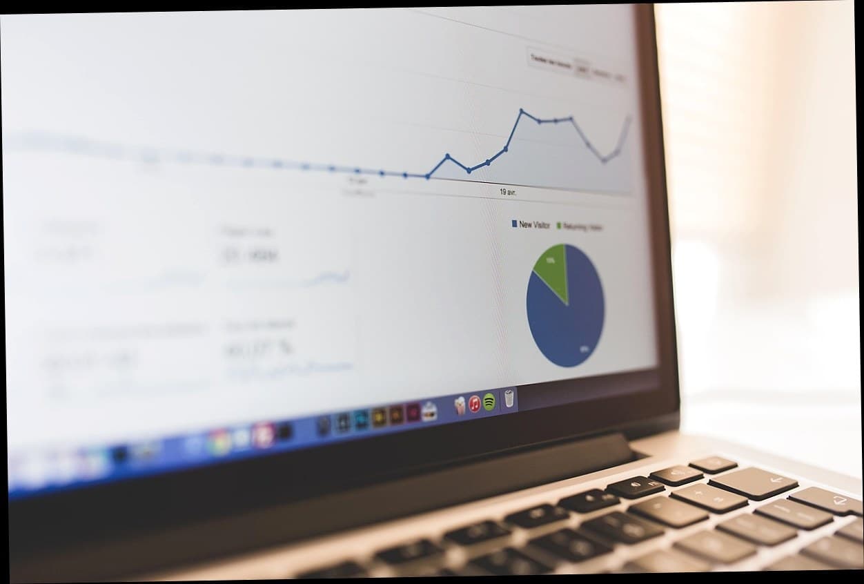 Dashboard aplikasi salon kecantikan menampilkan statistik retensi pelanggan dan repeat booking