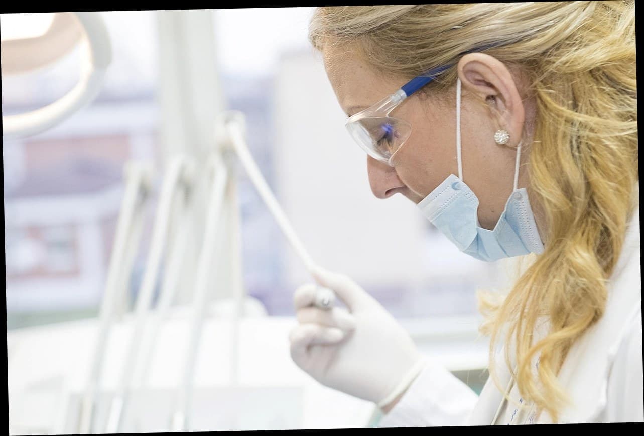 Pemilik klinik kecantikan menggunakan smartphone untuk WhatsApp blast marketing