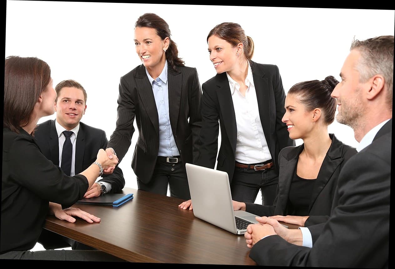 Pemilik klinik kecantikan sedang menganalisis data penjualan di tablet