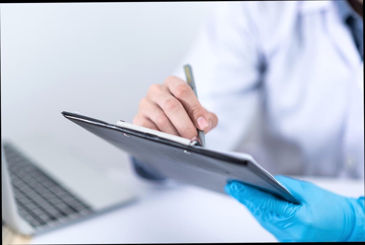 Dokter klinik kecantikan sedang berkonsultasi dengan pasien di ruang praktik modern