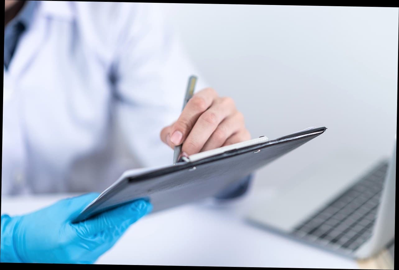 Dokter klinik kecantikan sedang berkonsultasi dengan pasien tentang perawatan kulit wajah