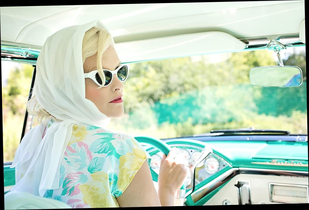 Tampilan dashboard manajemen klinik kecantikan di layar laptop.