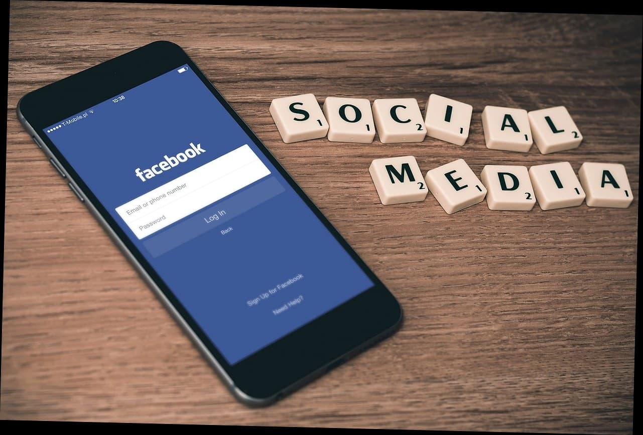 Tampilan aplikasi klinik kecantikan pada smartphone untuk manajemen pasien