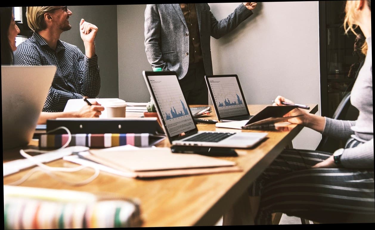 5 Tren Manajemen Tim Klinik yang Akan Mengubah Industri Kecantikan 2025