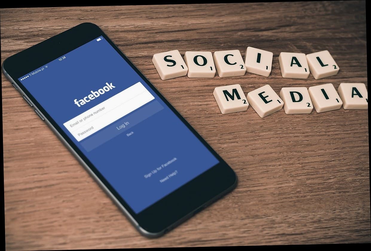 Ilustrasi penggunaan aplikasi mobile untuk reservasi klinik kecantikan