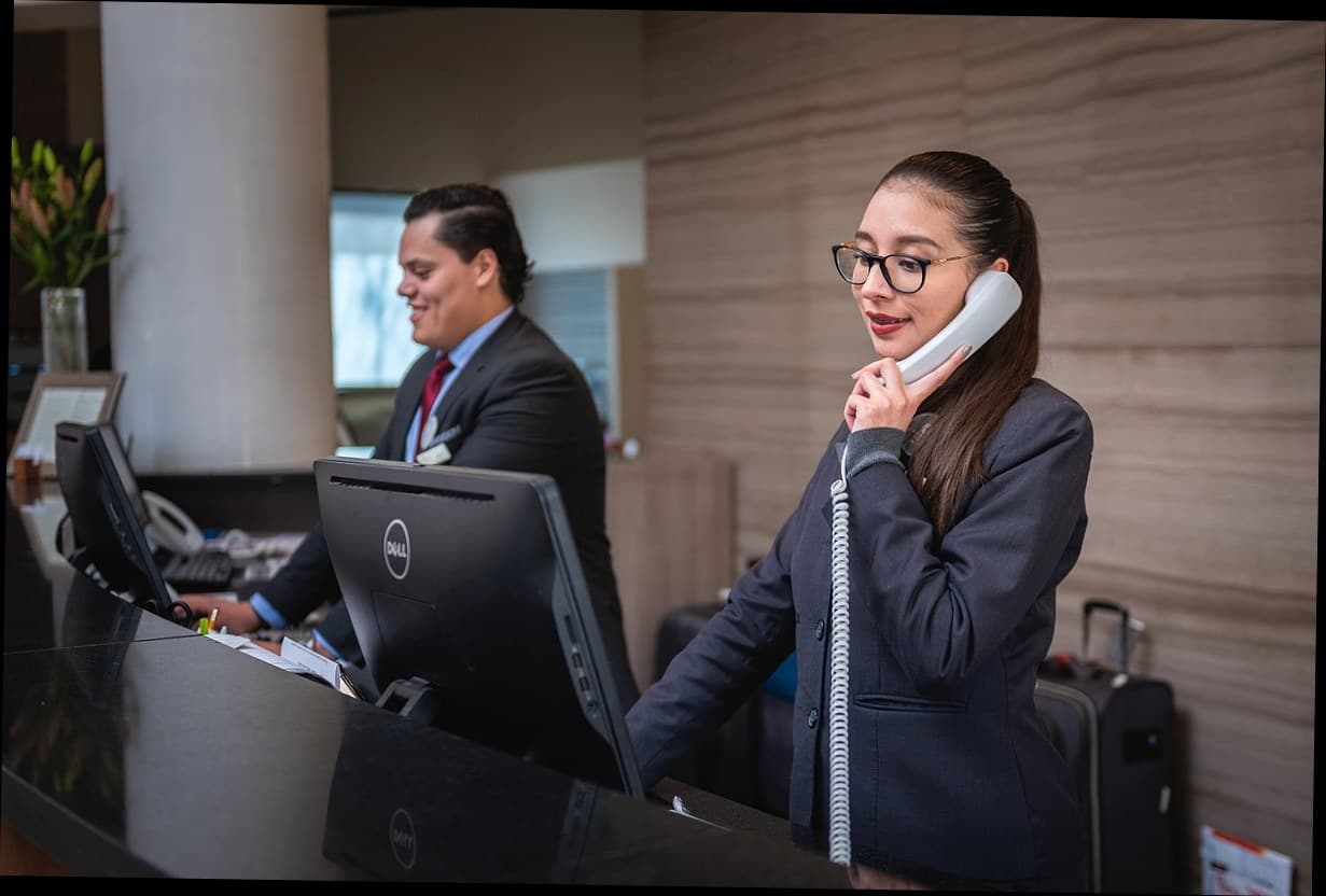 Resepsionis klinik kecantikan menggunakan tablet untuk sistem booking online