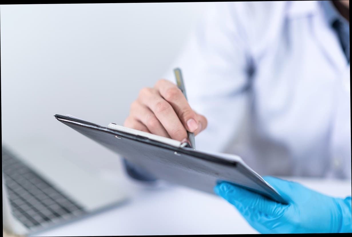 Mengelola Pasien Klinik: Antara Catatan Manual atau Software Otomatis