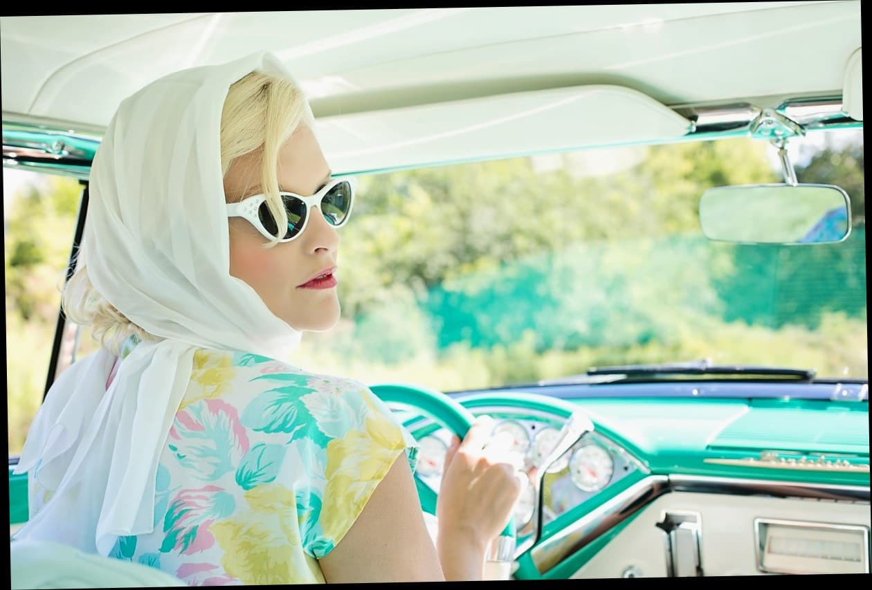 Tampilan dashboard manajemen pasien pada software klinik kulit modern di tablet.