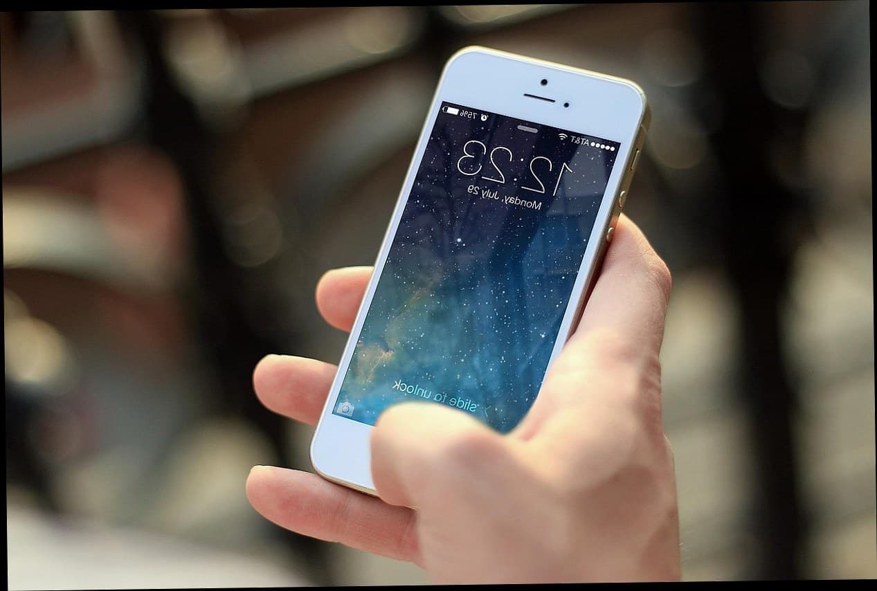 Ilustrasi smartphone menampilkan kartu member digital klinik dengan sistem poin untuk pasien klinik kecantikan