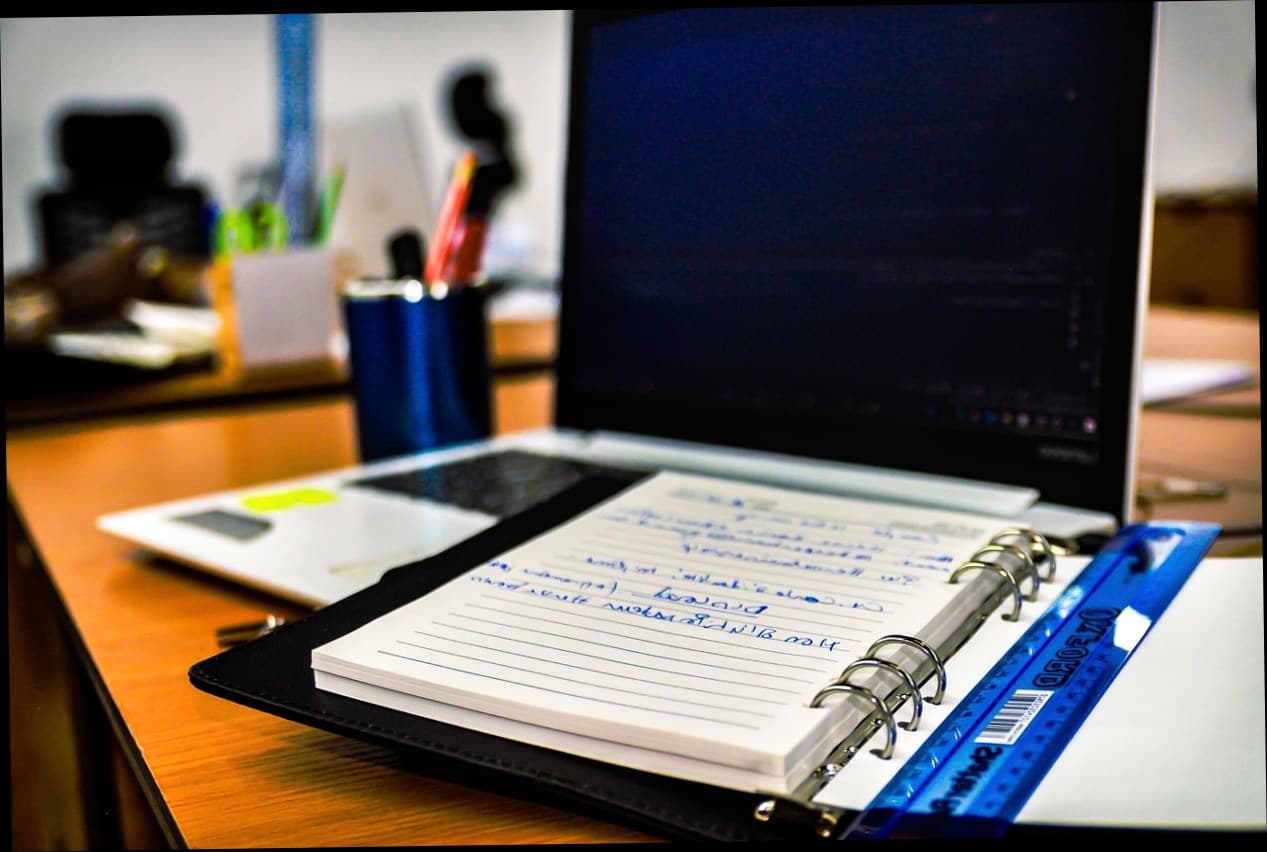 Masih Pakai Buku Tulis? Ini Dia Keuntungan Digitalisasi Klinik Kecantikan yang Bikin Hening