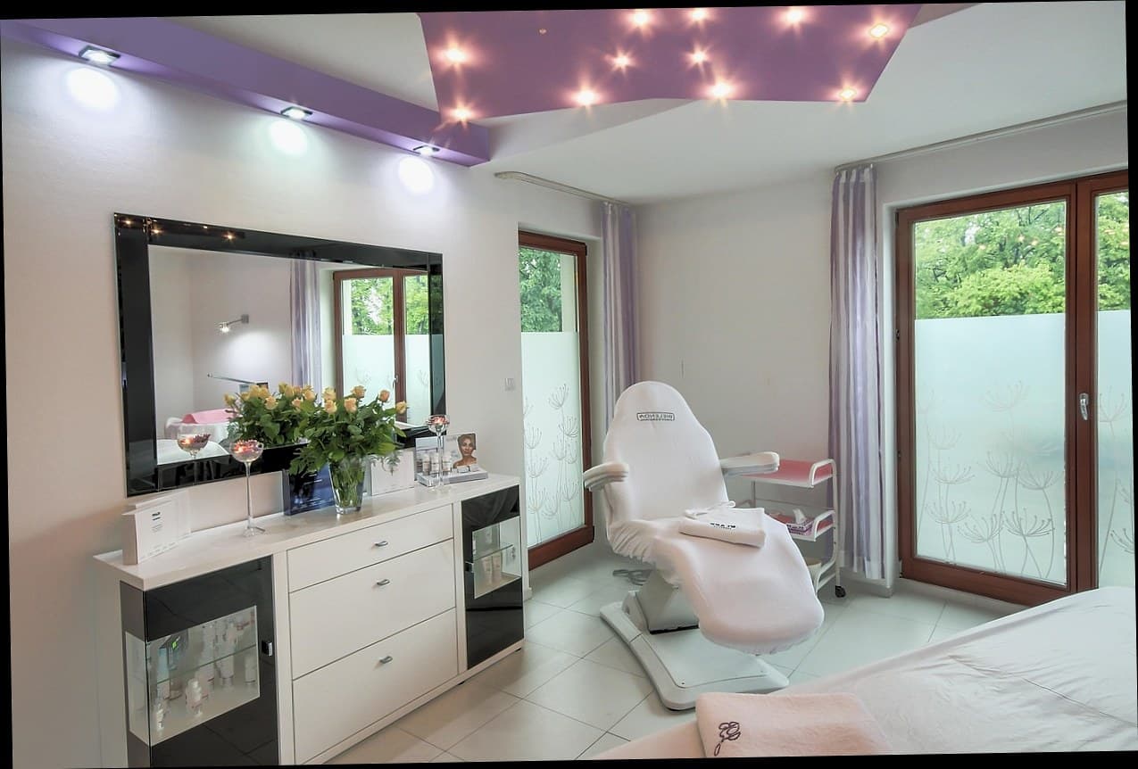 Interior klinik kecantikan modern dengan pelanggan berkonsultasi