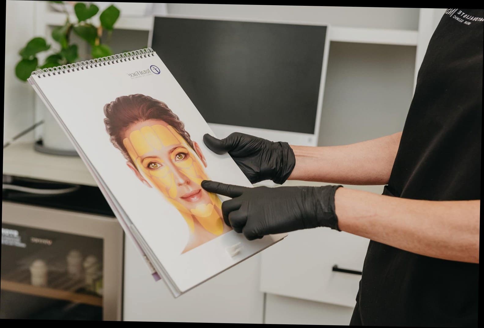 Manual vs Software Salon Kecantikan: 4 Perbandingan Jujur untuk Pemilik Klinik