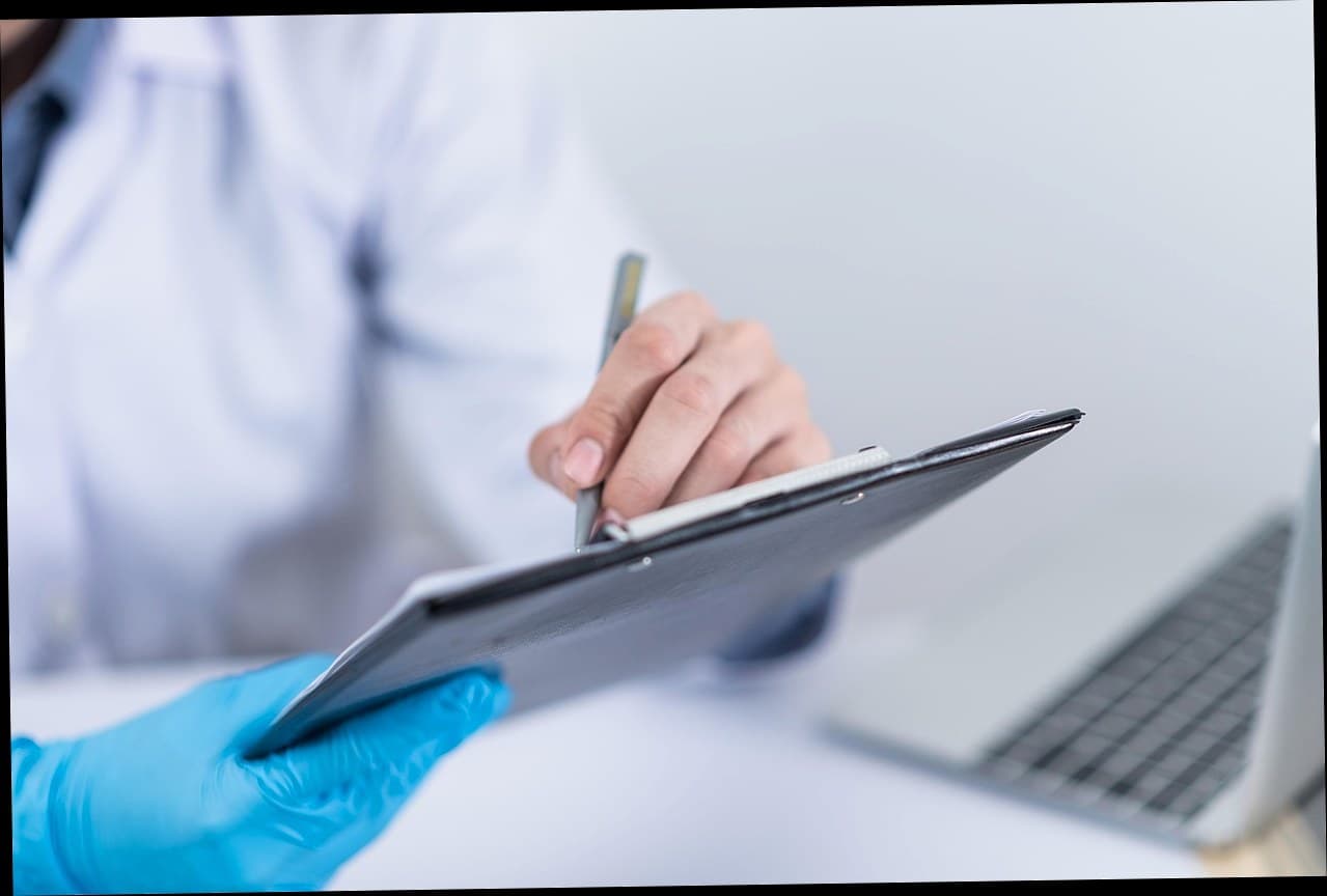 Dokter klinik kecantikan sedang berkonsultasi dengan pasien tentang menu treatment wajah