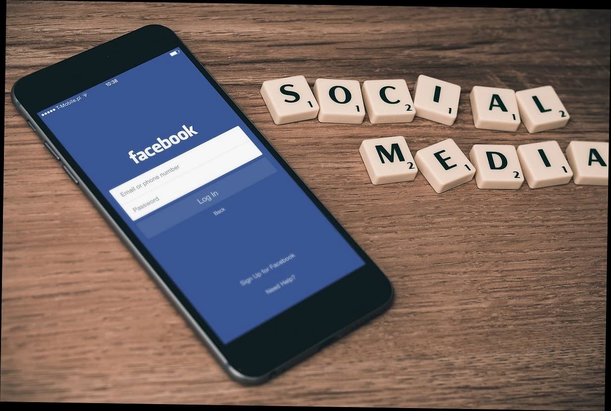 Ilustrasi aplikasi klinik kecantikan di smartphone menampilkan fitur booking dan poin loyalitas